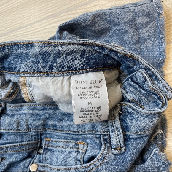 Judy Blue Mid Rise Snake Print Light Wash Blue Denim Jean Shorts Raw Hem Size M - Picture 8 of 13